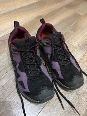 Women’s size 8 Merrell hiking shoes